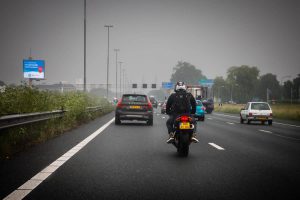 motorrijder op snelweg