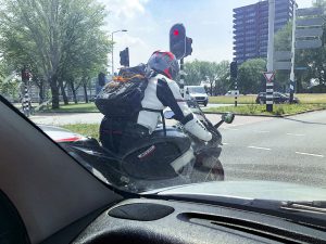 Met de motor vooraan bij rood licht