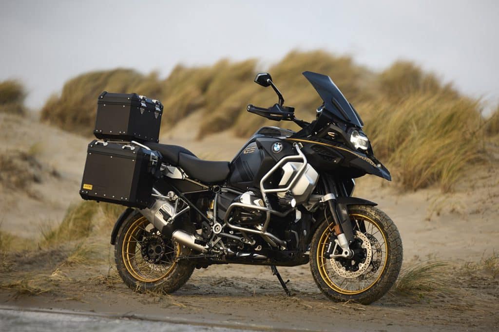 Vier decennia lang onophoudelijk verlangen naar avontuur komt samen in een uniek hoogtepunt: de gelimiteerde BMW R 1250 GS Adventure Ultimate Edition.