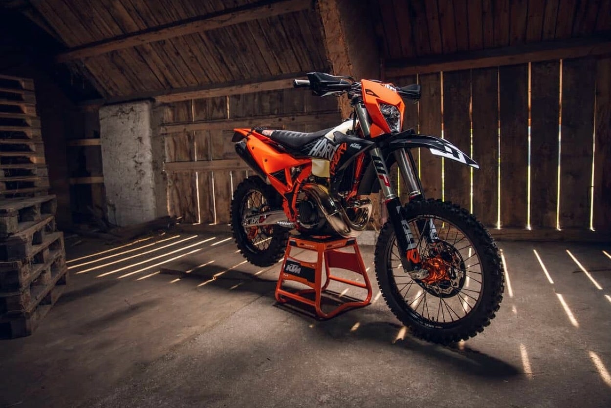 2027 KTM 300 EXC HARDENDURO: nieuw jasje, zelfde beest
