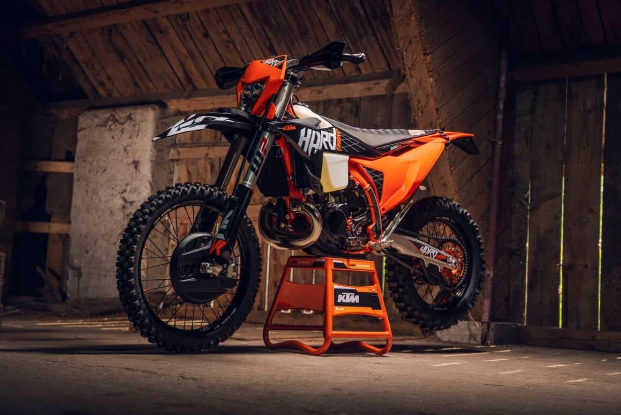 2027 KTM 300 EXC HARDENDURO: nieuw jasje, zelfde beest