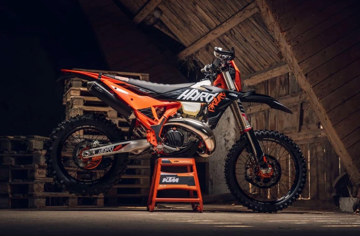 2027 KTM 300 EXC HARDENDURO: nieuw jasje, zelfde beest